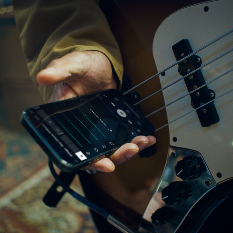 Moises官方展示的乐手在手机上调整音轨