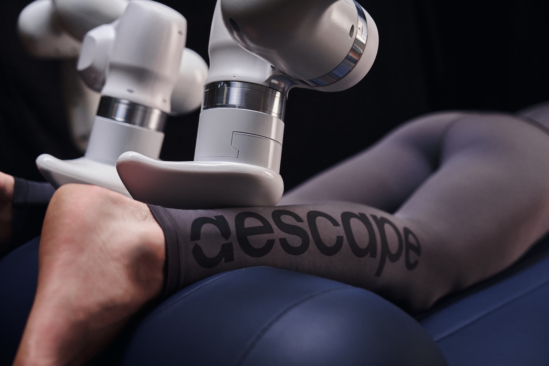Aescape机械臂按摩小腿的官方照片